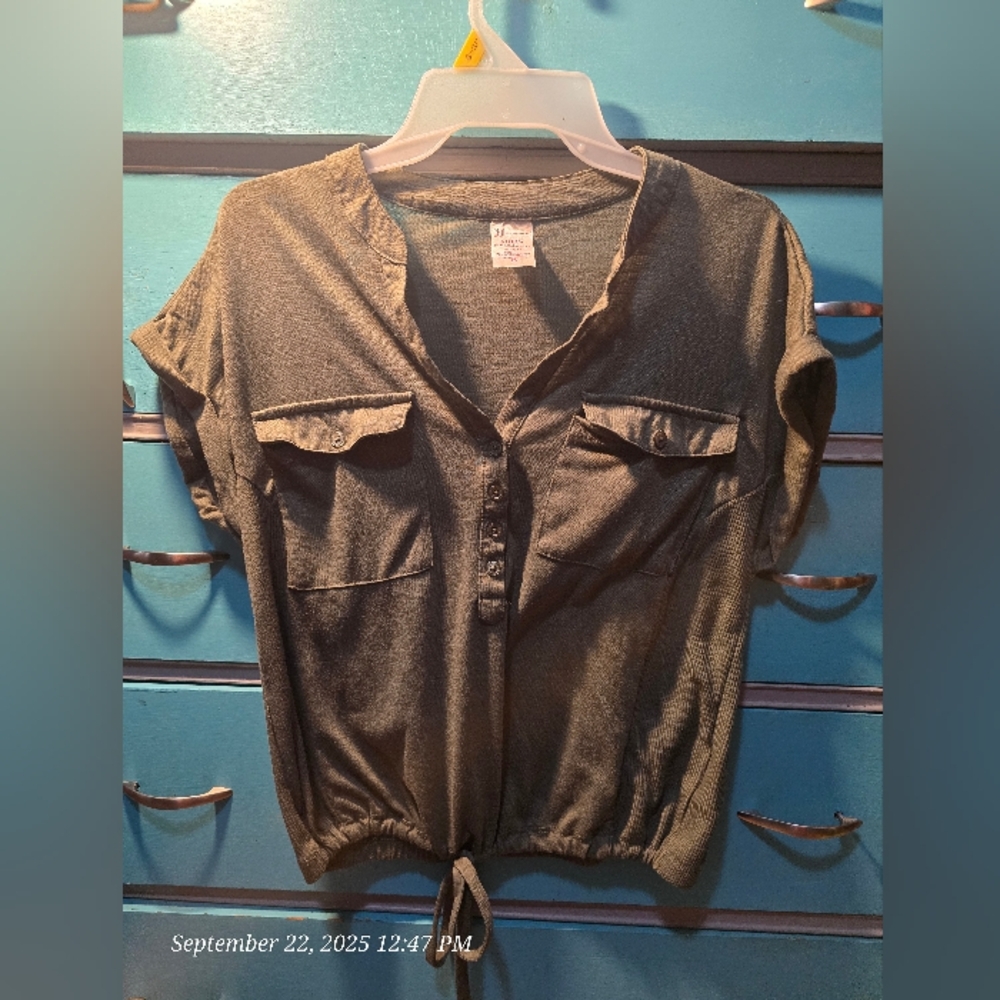No Boundaries Olive Button-Down Women's Shirt euc